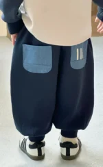 Custom navy blue boys' baggy joggers with light blue color-block pockets, comfortable loose fit kids' sweatpants, professional OEM/ODM boys' clothing factory in China.