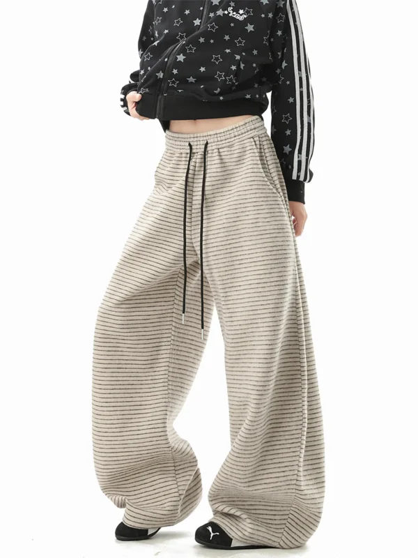 Custom grey wide leg sweatpants with drawstring, oversized baggy joggers for women, high-quality fleece trousers from an OEM/ODM garment manufacturer.