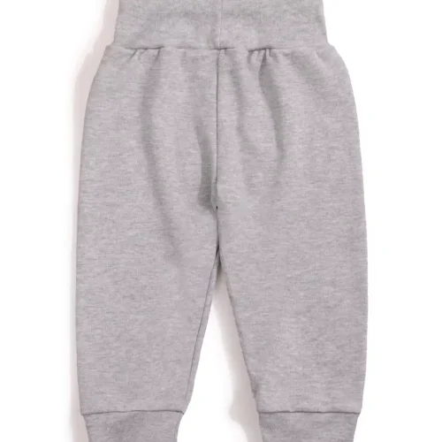 Custom heather grey baby joggers, featuring an extended high-waist ribbed band for tummy protection, soft cotton fleece fabric, and gentle ankle cuffs. Premium infant sweatpants from a professional OEM/ODM clothing manufacturer.