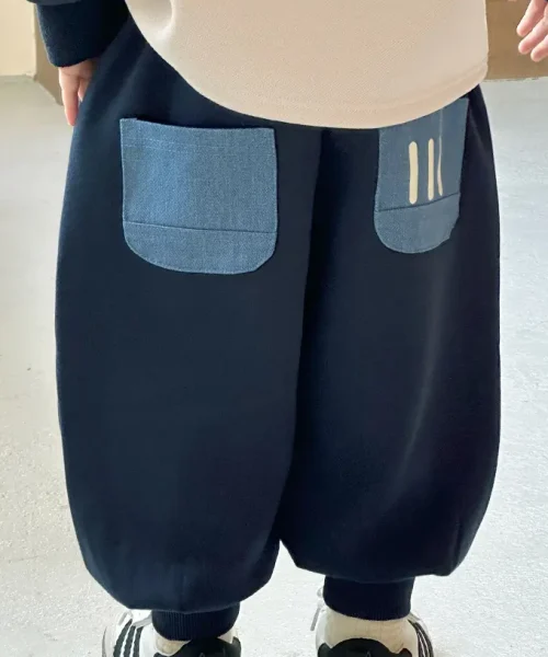 Custom navy blue boys' baggy joggers with light blue color-block pockets, comfortable loose fit kids' sweatpants, professional OEM/ODM boys' clothing factory in China.
