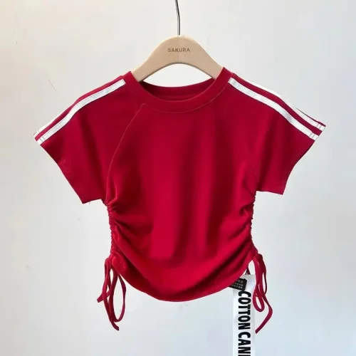 Custom girls' red cropped T-shirt with side drawstrings and shoulder stripes, trendy fitted baby tee, short sleeve kids' activewear, professional OEM/ODM apparel manufacturer.
